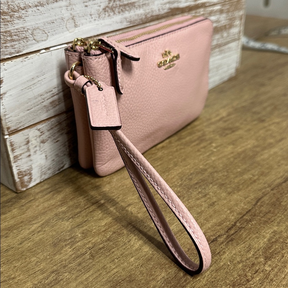 Coach great shape double corner light pink pebbled leather dual zip wristlet - Picture 3 of 9